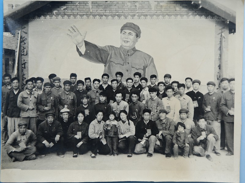 1968年初，庆祝革命委员会成立，铁四局电气化处第六工程队全体人员合影2